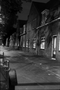 883860 Gezicht op de huizen Royaards van den Hamkade 101 (rechts) -hoger te Utrecht, bij nacht.